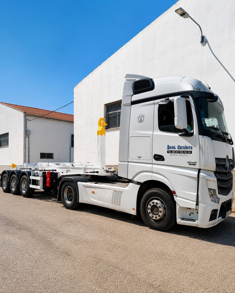 07-camion-mercedes-con-chasis-portacontenedor-jimeca
